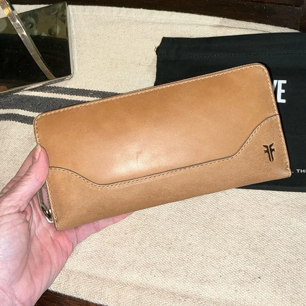 NWT Frye Leather Melissa Zip Around Wallet Beige Brown Retail $158